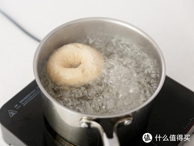 黑麦贝果+咸芝士酱、罗勒黄油酱