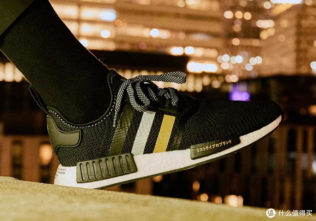 那双Shoe Palace x Adidas NMD R1现以黑金姿态重新登场