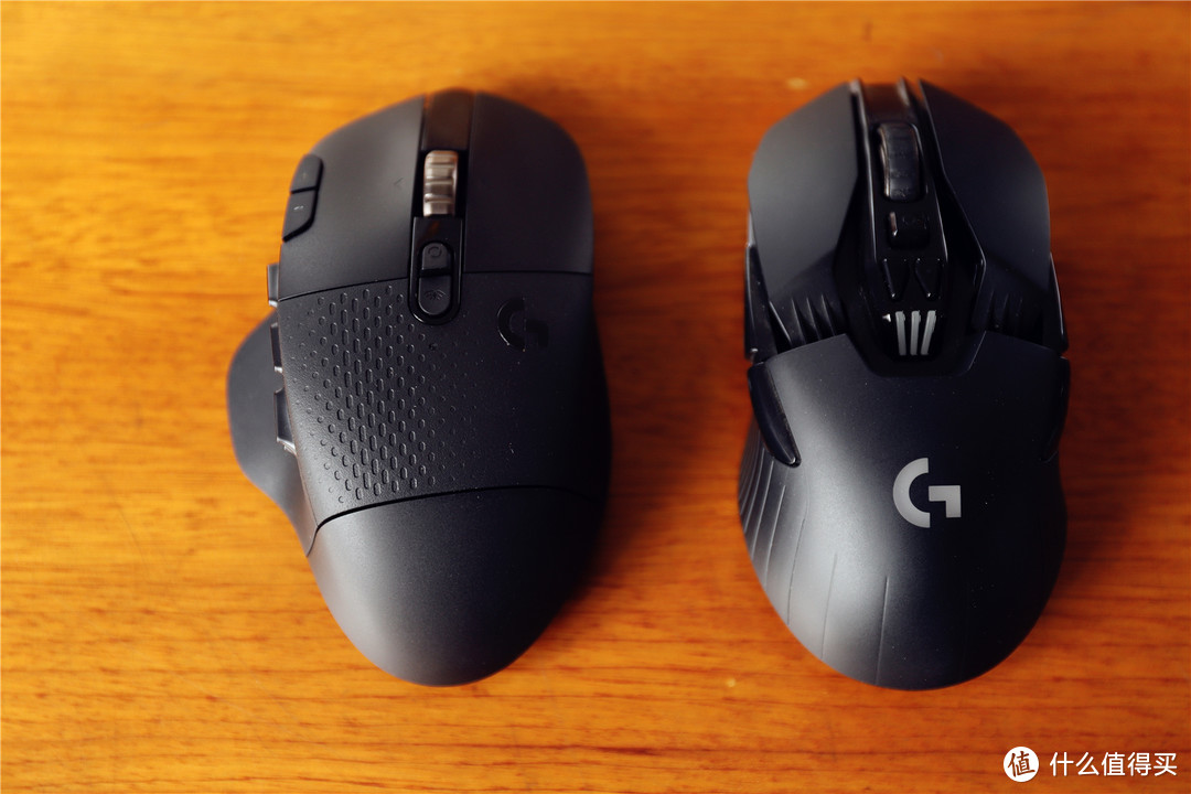 因为学校只有一款G900所以就暂时拿来比较一下，因为这两款鼠标的大小和重量其实差不多。