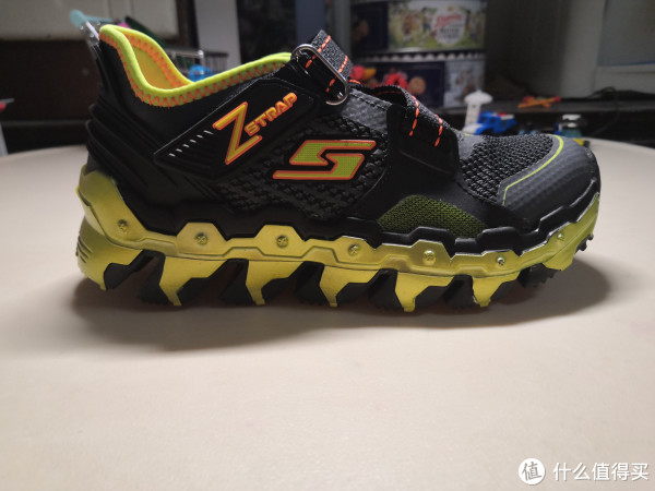 外侧。整体显得比较敦厚，中间“s”logo，鞋底侧是具有工业感的齿轮状造型。