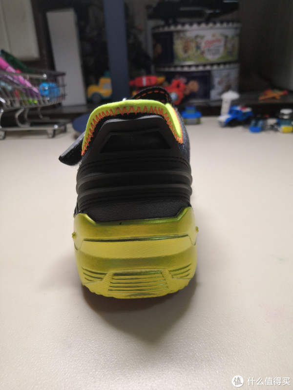 鞋后部，看着厚度不小。