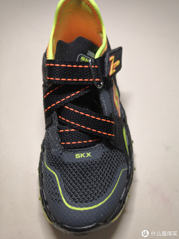 鞋带系统，一个弹性宽鞋带交叉穿过。