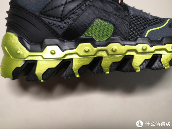 科幻感的齿轮状装饰，孩子就是因为这个才喜欢的，他称为坦克的履带。我们是觉得和以前阿迪有一款刀刃的鞋比较像。