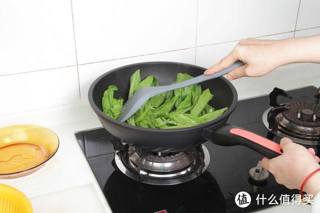 助攀登者挑战烹饪高峰的好助手——烹倍力不粘低压炒锅