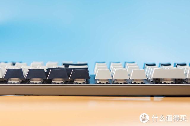国产轴体代表凯华BOX白轴，体验黑峡谷GK715机械键盘