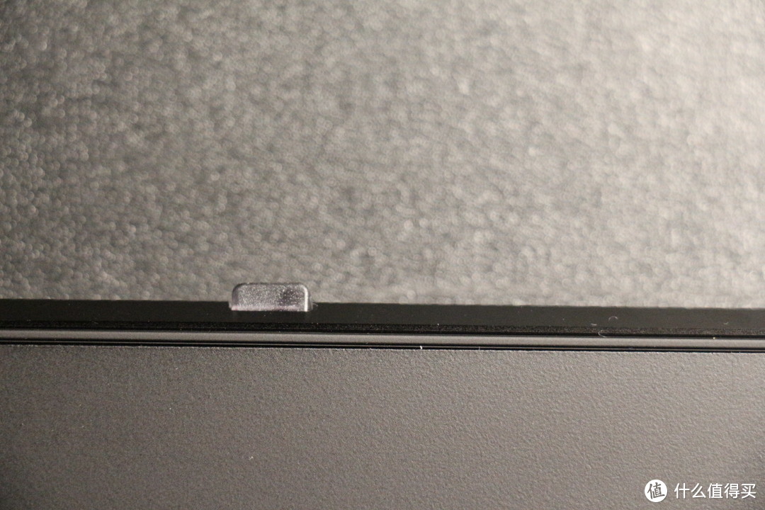 就是这个支点，支撑着键盘和桌面，摸上去像是塑料材质，很耐磨。