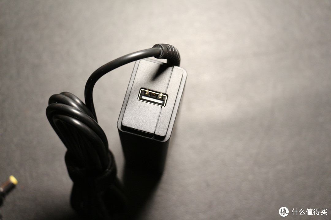 SX14 的电源适配器上还有一个 USB 接口，可以当做充电宝