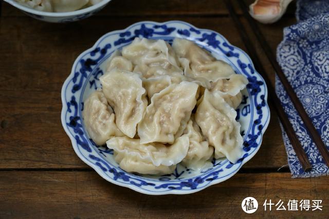 在东北这菜都是成缸腌制，包饺子味道倍儿鲜美，南方人肯定没吃过