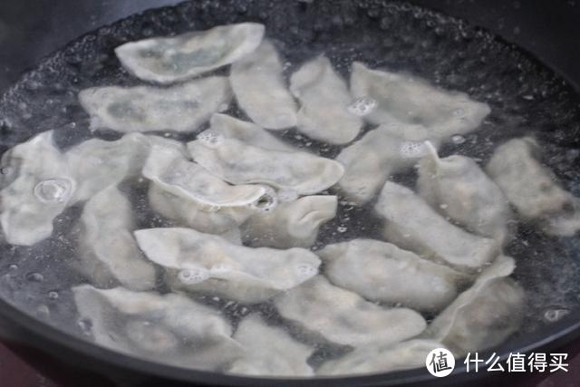 饺子就数肉三鲜馅最美味，皮薄馅大一口鲜