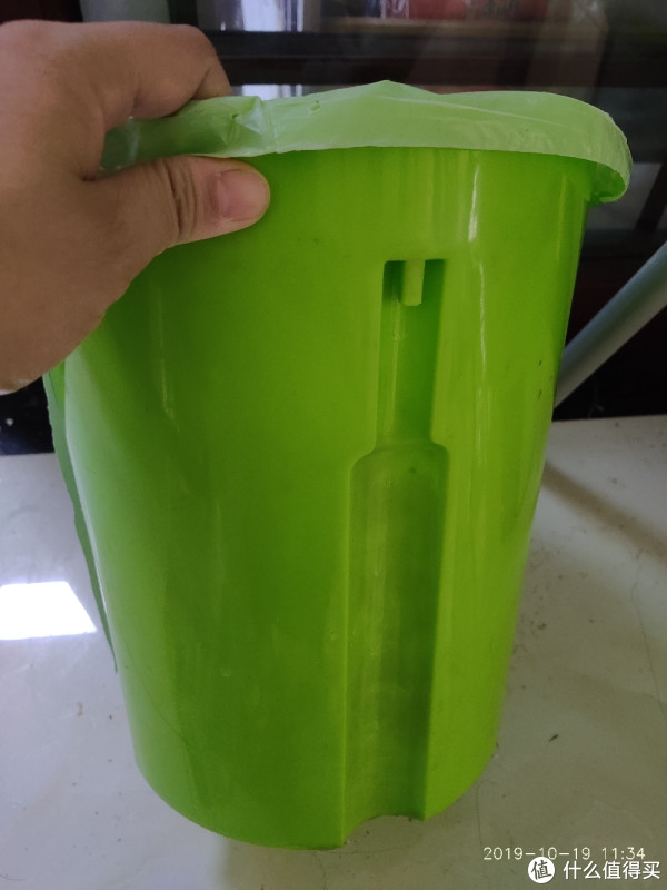 建议买这种带卡扣的垃圾桶。