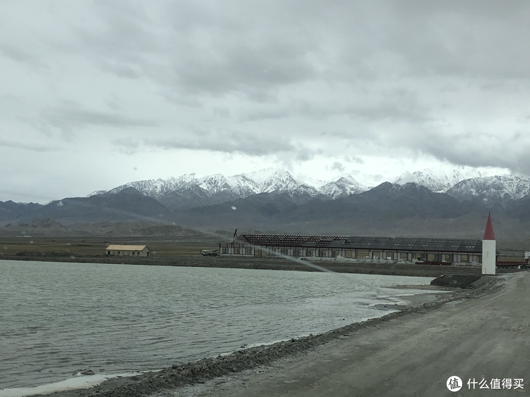 湖边正在修建游客中心