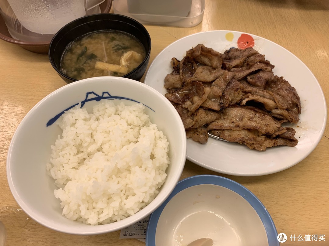 烧牛肉饭，大概800日元，松屋的性价比还是很高的，日式风味总是有点甜，感觉吃多了会有点腻，楼主还是喜欢咸辣的重口味