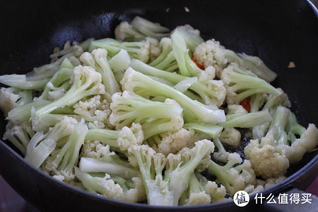 冬天食欲大开，这道菜在我家最受欢迎，鲜嫩美味，炒一盘光一盘！