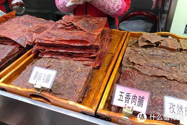 来北京必逛一趟王府井小吃街，肉串、爆肚加烤羊腿，吃得嗨翻天了