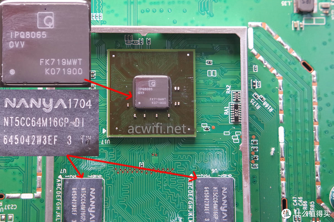 然后看下方的2.4G身频电路，无线芯片是QCA9984，4x4mimo；有一颗芯片上丝印着SKY2623L，型号是SE2623L，是一颗2.4G PA。
