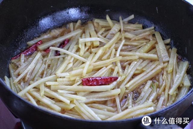 芹菜土豆这么搭简直太美味了，做法很简单，就算天天吃也不觉得腻