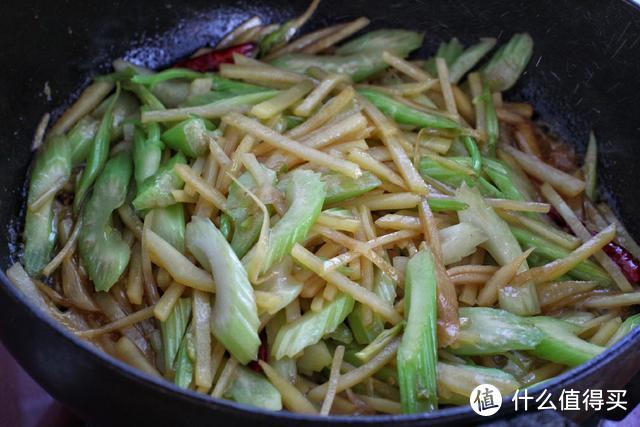 芹菜土豆这么搭简直太美味了，做法很简单，就算天天吃也不觉得腻