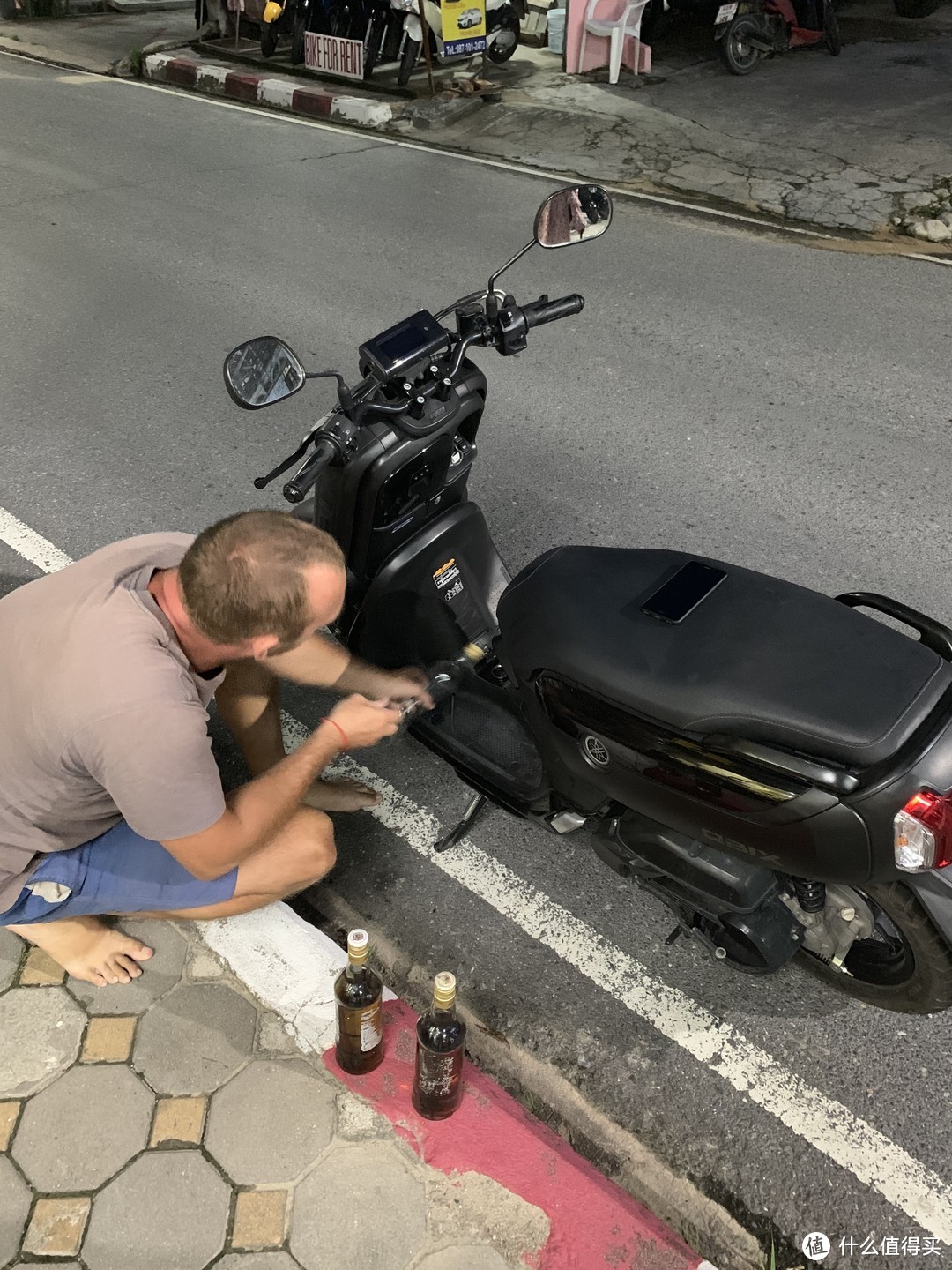 三瓶汽油100泰铢