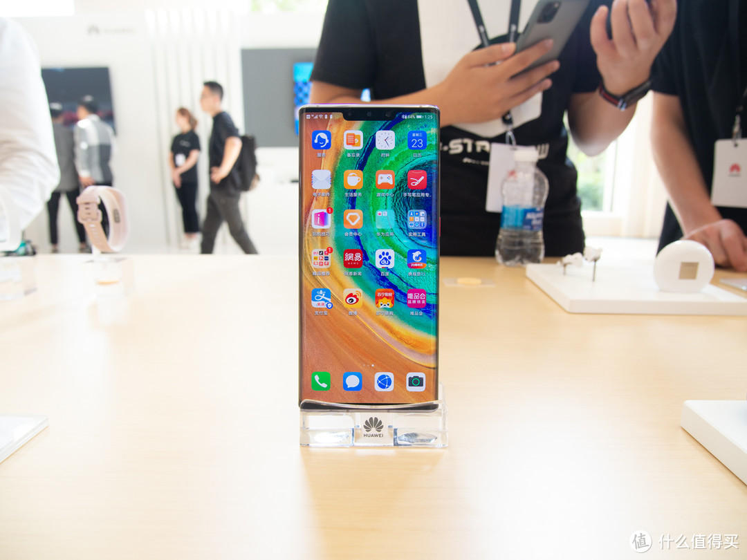 华为2019年手机销量突破2亿台，Mate X折叠屏手机11月15日开卖，售价16999元