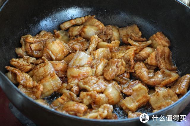 红烧肉太费时间，不如做道快手小炒，香辣开胃不油腻，米饭要多蒸