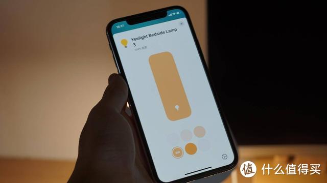 小伙子好奇体验Yeelight星辰台灯Pro，香不香？