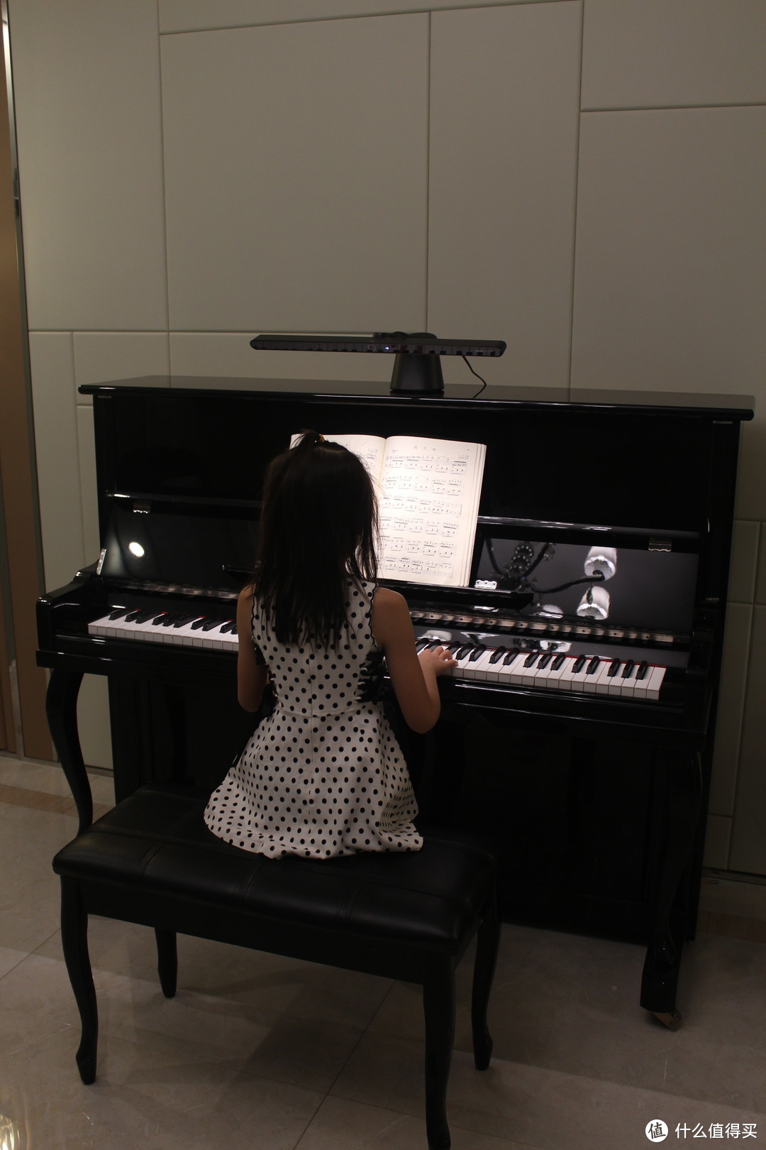守护琴童视力，非专业对比体验明基PianoLight钢琴灯