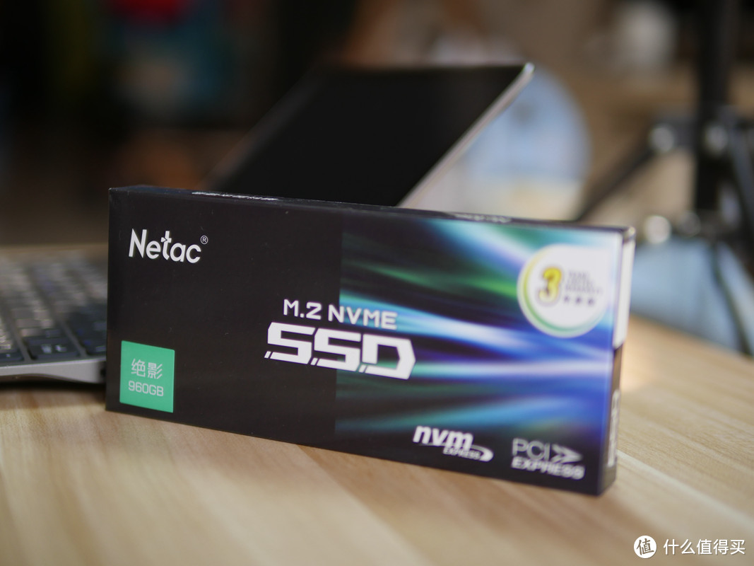 换上朗科960GB NVMe SSD 固态硬盘，打造超快速大容量的完美笔电