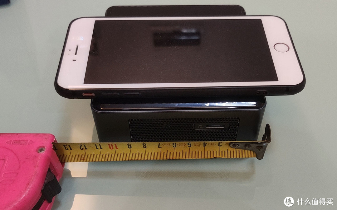 整个此存如上图，上面放的是iphone6s plus 可以看出，整个NUC体积确实小。