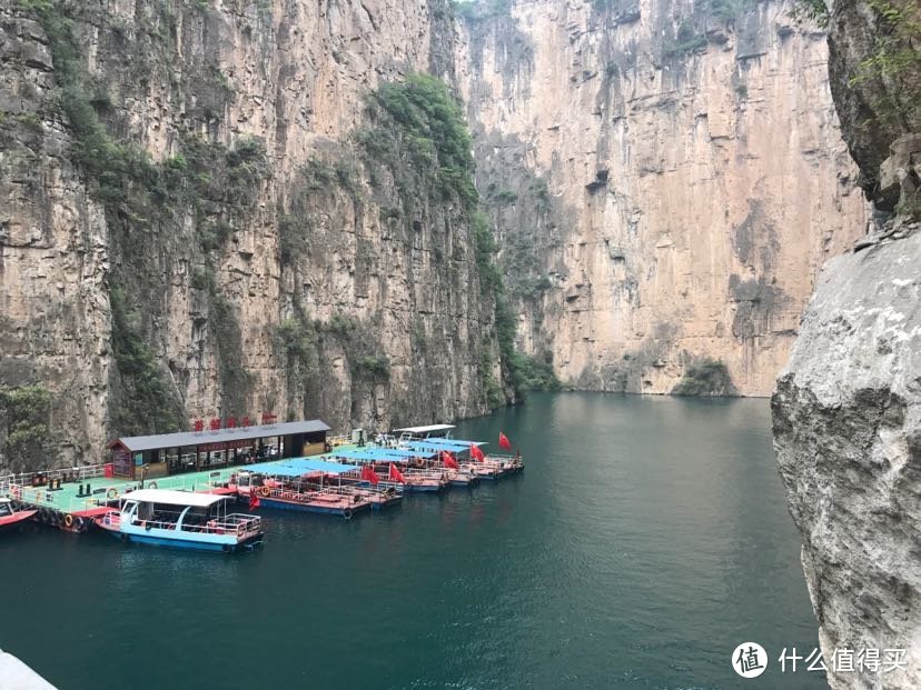 峡谷内水幽深碧绿