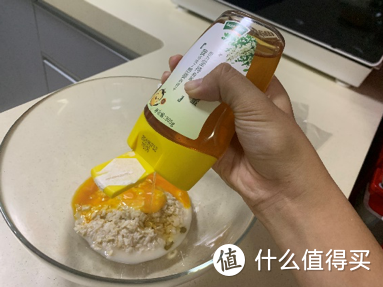 蜂蜜加入到发好的燕麦和蛋黄中