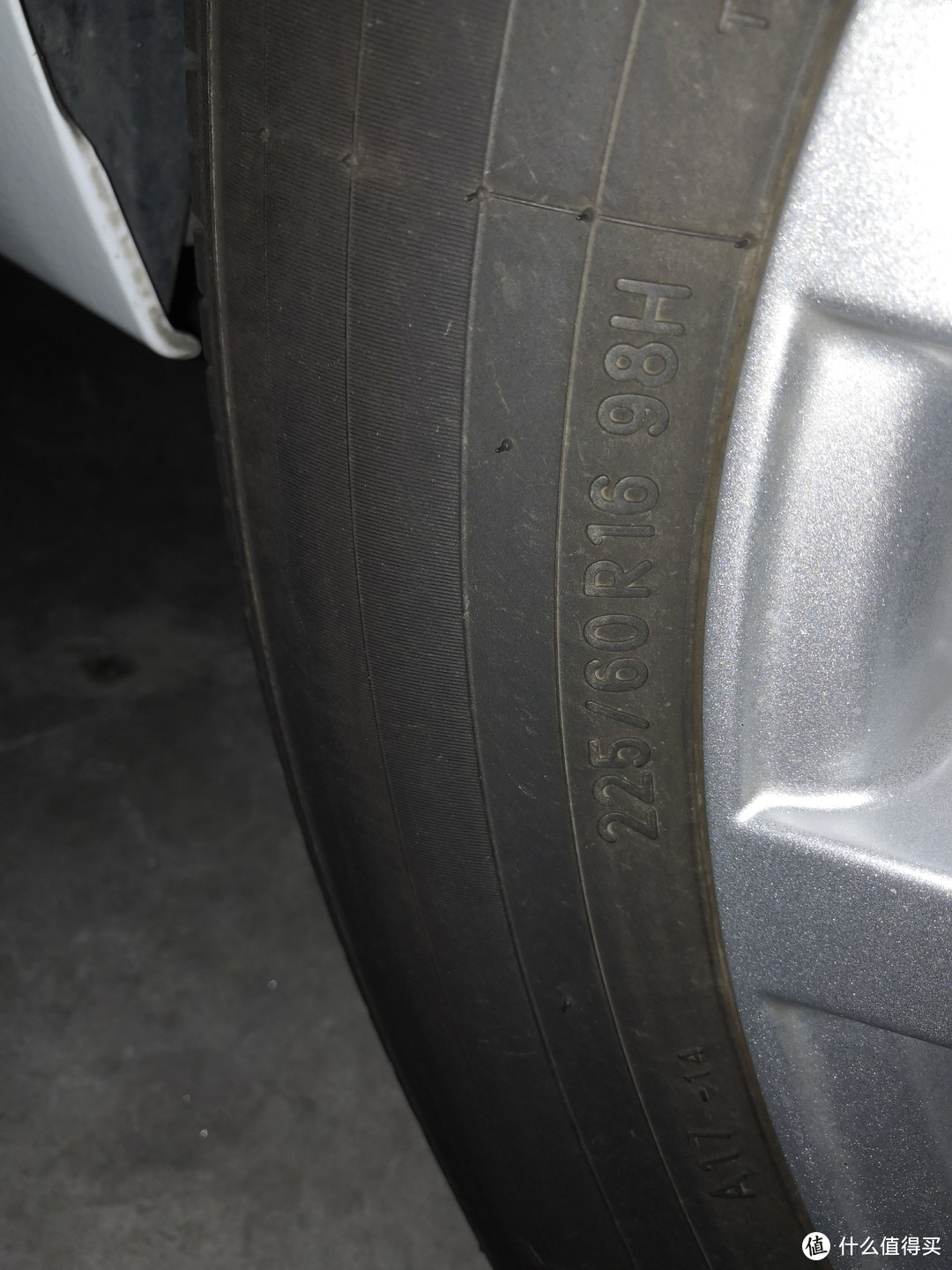 先放上轮胎规格（225/60R16，建议胎压2.4Bar）