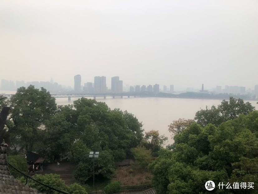 江南忆，最忆是杭州：10月底漂雨的日子游杭州六合塔公园