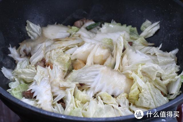它是最朴实的农家菜，东北人喜欢大锅炖，营养又下饭，全家吃嗨了