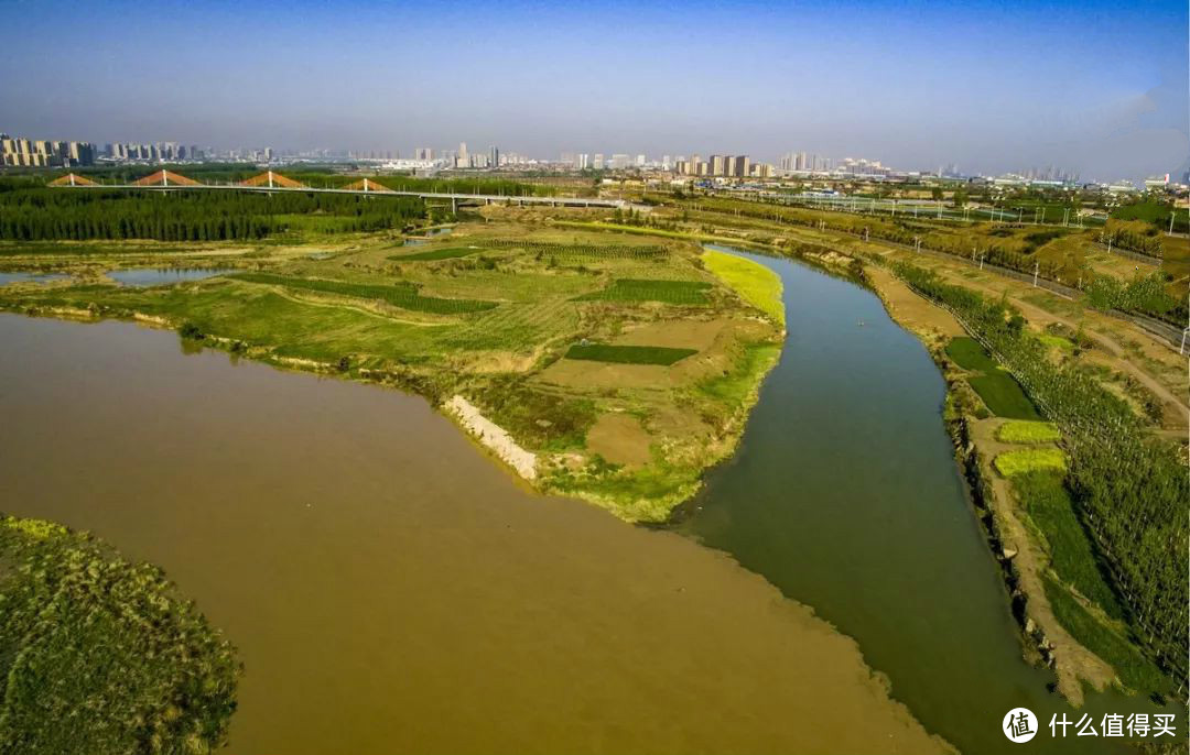 泾河与渭河交界处，一清一浊的泾渭分明盛景