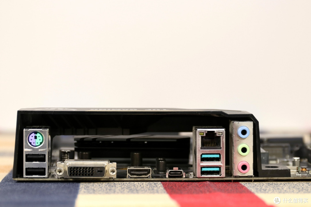 在主板的i/o扩展上就稍弱了,只有4个usb接口和一个type-c,一个dvi和一