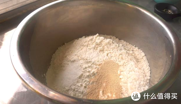 原来电饭锅还可以做出香喷喷的面包，可以拉丝的那种哦