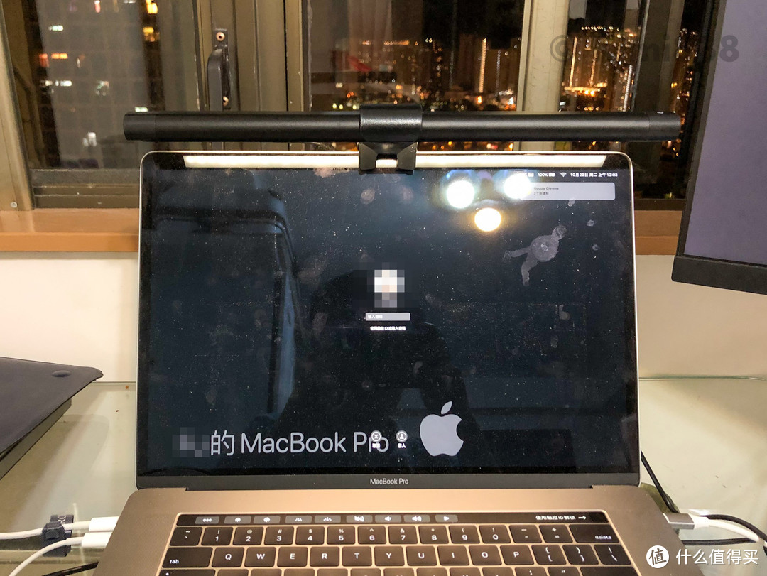 ▲BASF 荧幕灯和笔记本合体，对于MacBook Pro 2018这样屏幕上部没有采用窄边框设计的笔记本，适配起来就还不错，而且屏幕顶部的摄像头也没有被遮挡住。