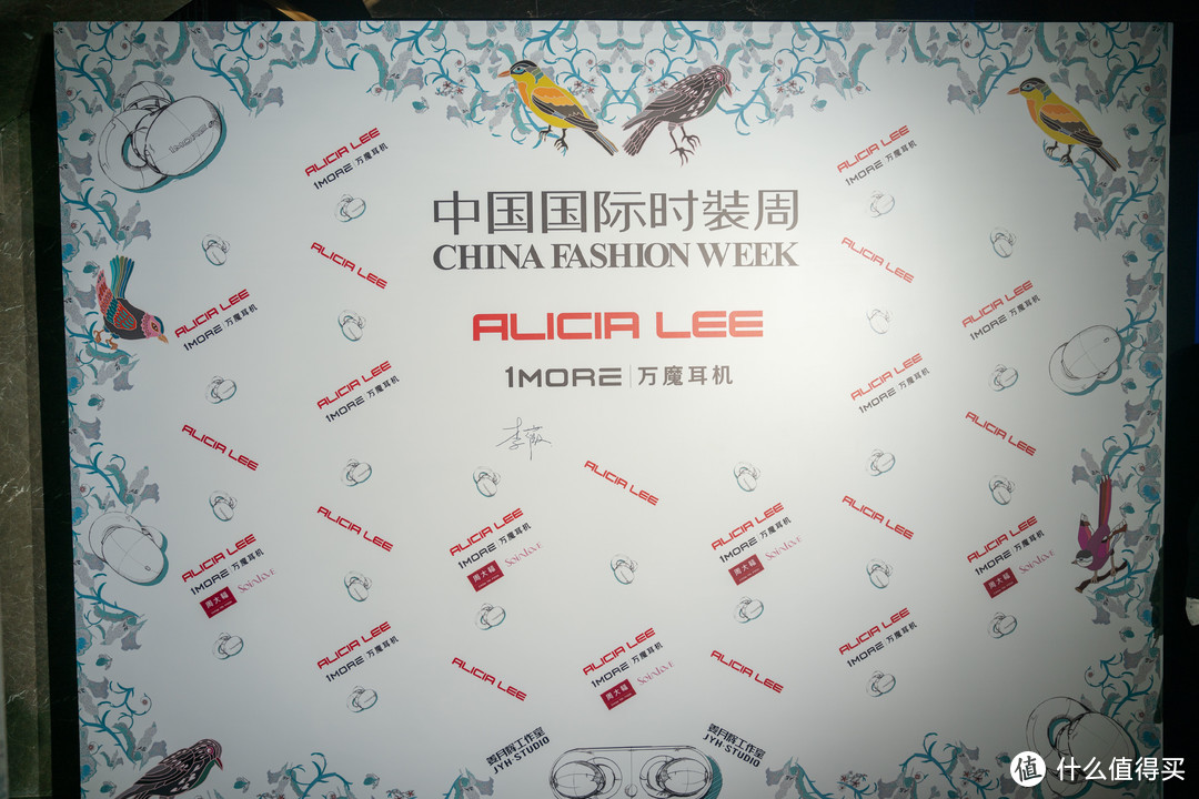中国国际时装周：1MORE真无线降噪耳机联合ALCIA LEE亮相T台