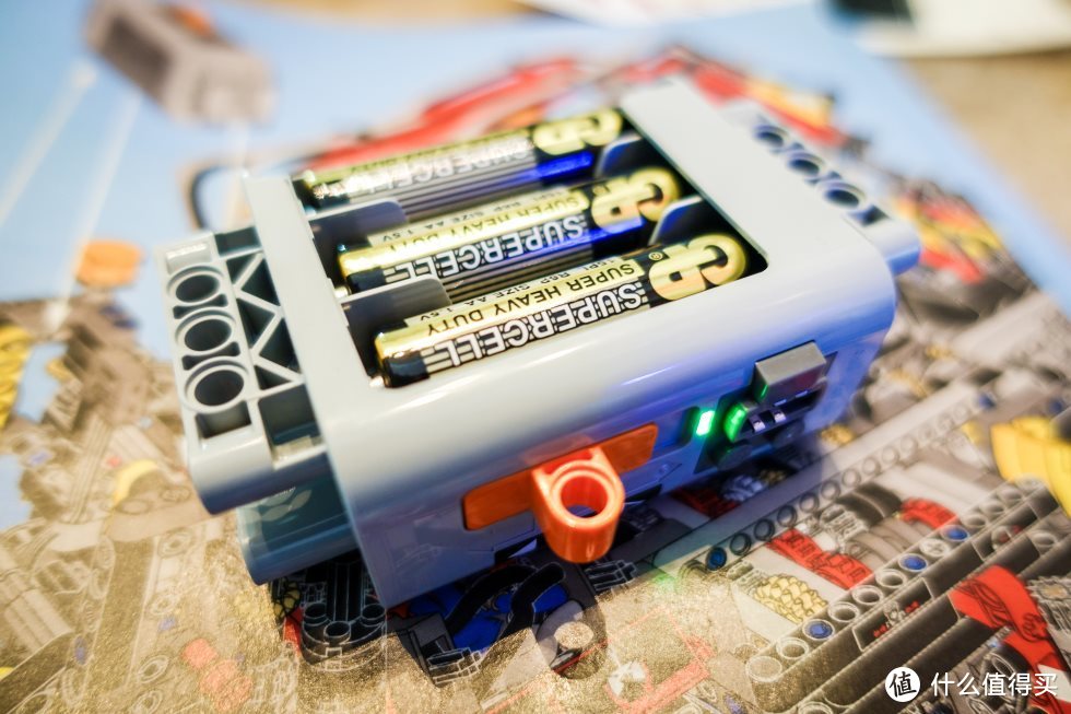 接下来就是装电池盒，6节5号电池是动力的来源