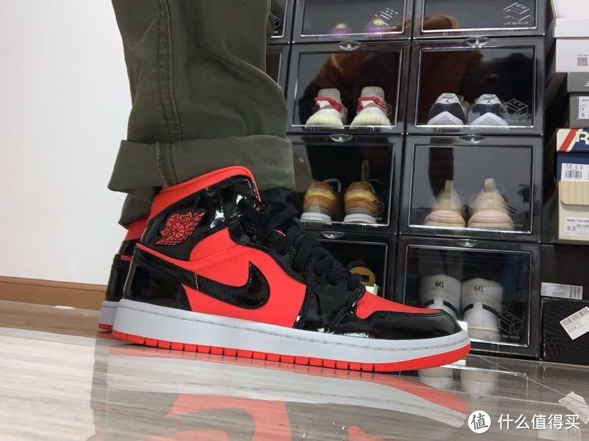 女鞋也有大码 Air Jordan 1 mid 黑红漆皮