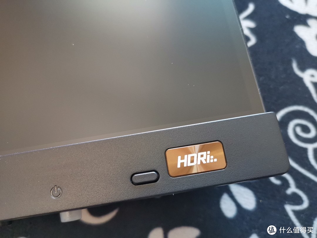 这个按钮就是这款显示器最大的卖点了 可以快速切换HDR模式。