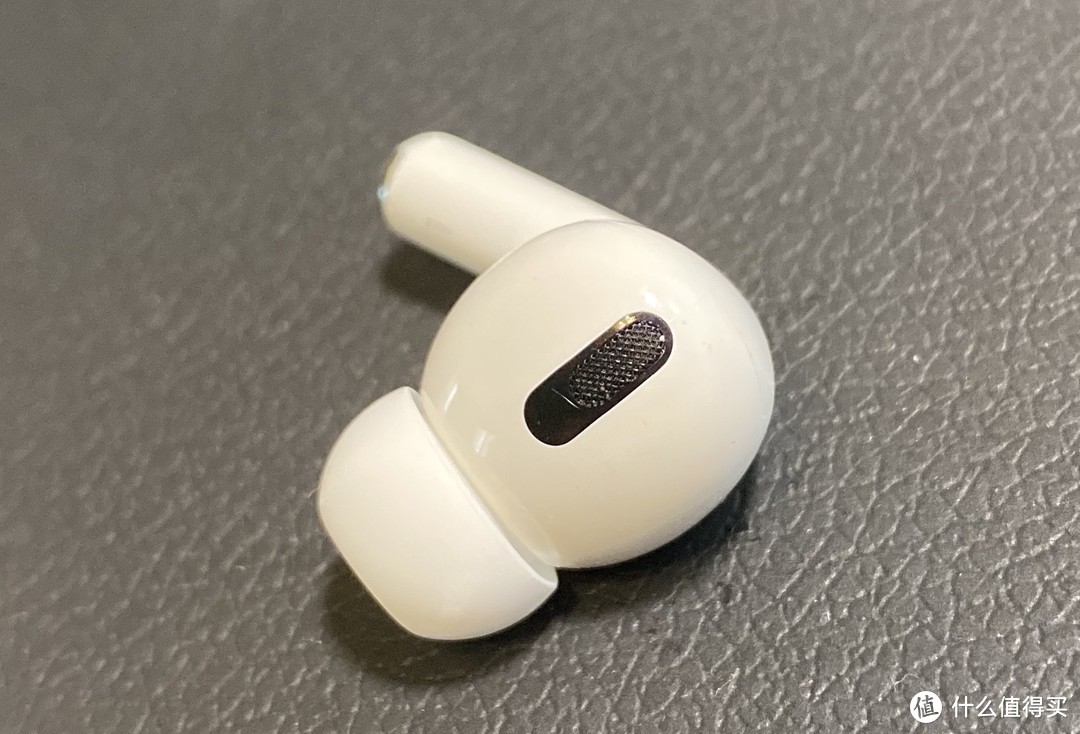 耳机的内部麦克风，作用是识别耳廓里面的环境音，用来为降噪算法提供数据，旁边镜面部分里面内置传感器，入耳检测识别。