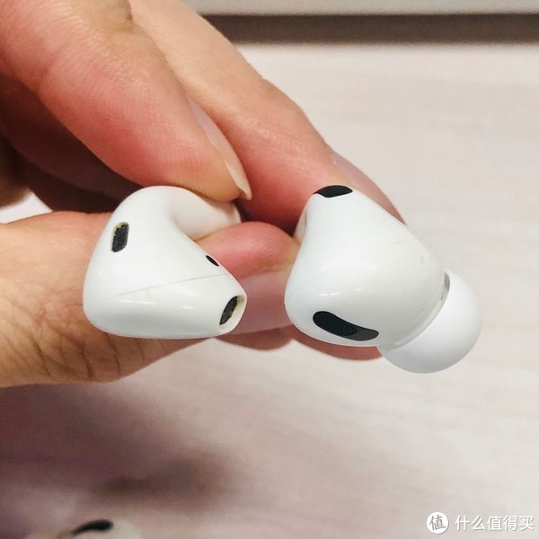 由于放大器的加入，AirPods Pro头部要比老款大了不少