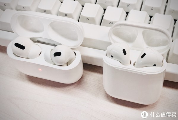 打开盖子可以发现两个耳塞的摆放方式是反过来的，AirPods Pro是两个朝里的设计，但我觉得这样的设计并没有老款好拿取和放入。