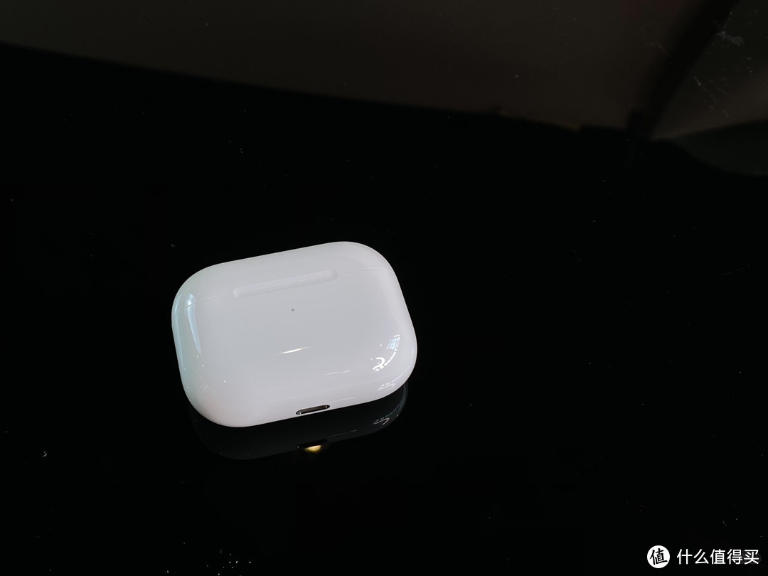 指示灯位于 AirPods Pro 的正面