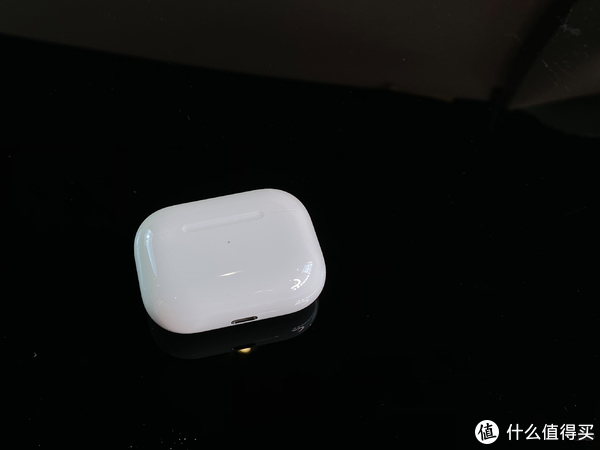 指示灯位于 AirPods Pro 的正面