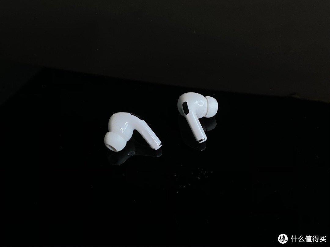 耳机本体没有 AirPods 那么直了，它弯了