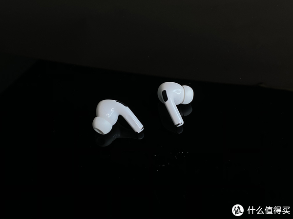 耳机本体没有 AirPods 那么直了，它弯了