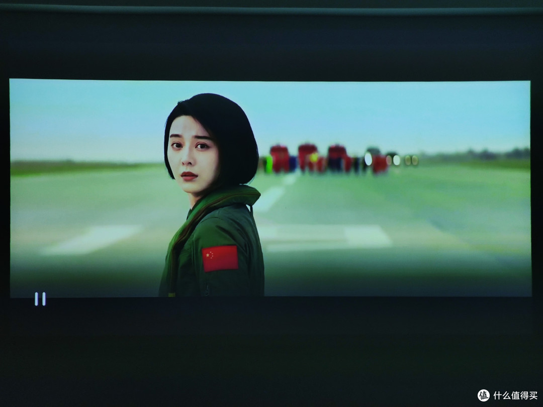 这是一台非常适合卧室使用的投影仪 坚果G7S投影仪使用评测