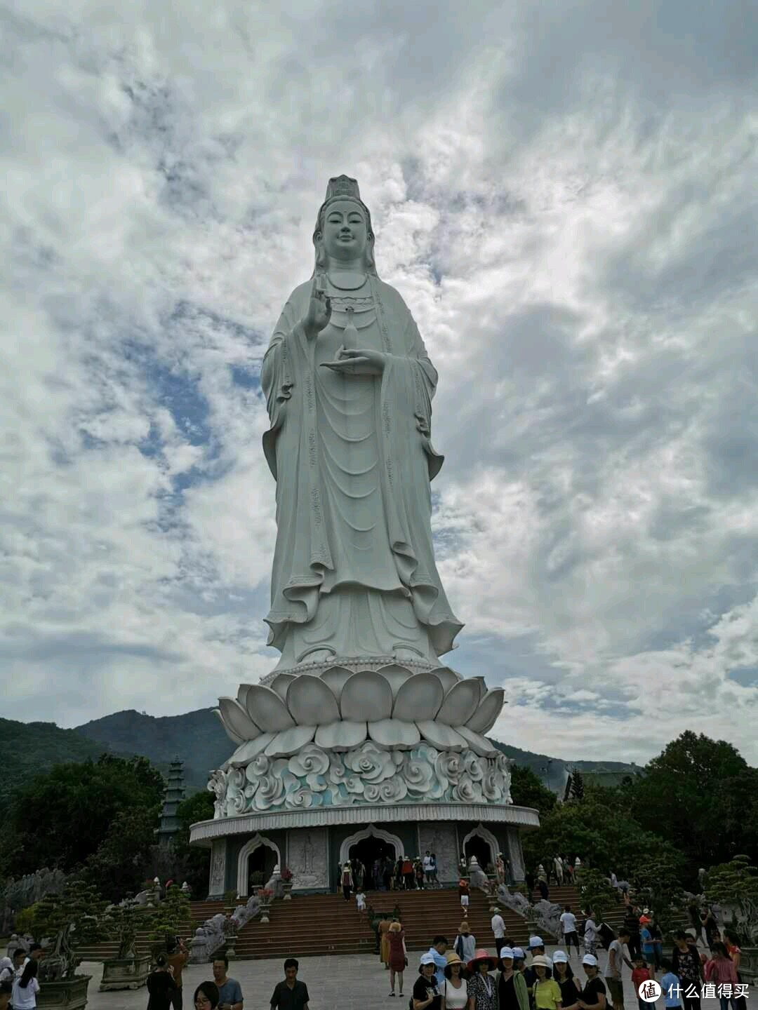 东海观音，白色，高67米，又叫观海观音。其旁有庙，塔，上书匾、联皆为汉字。